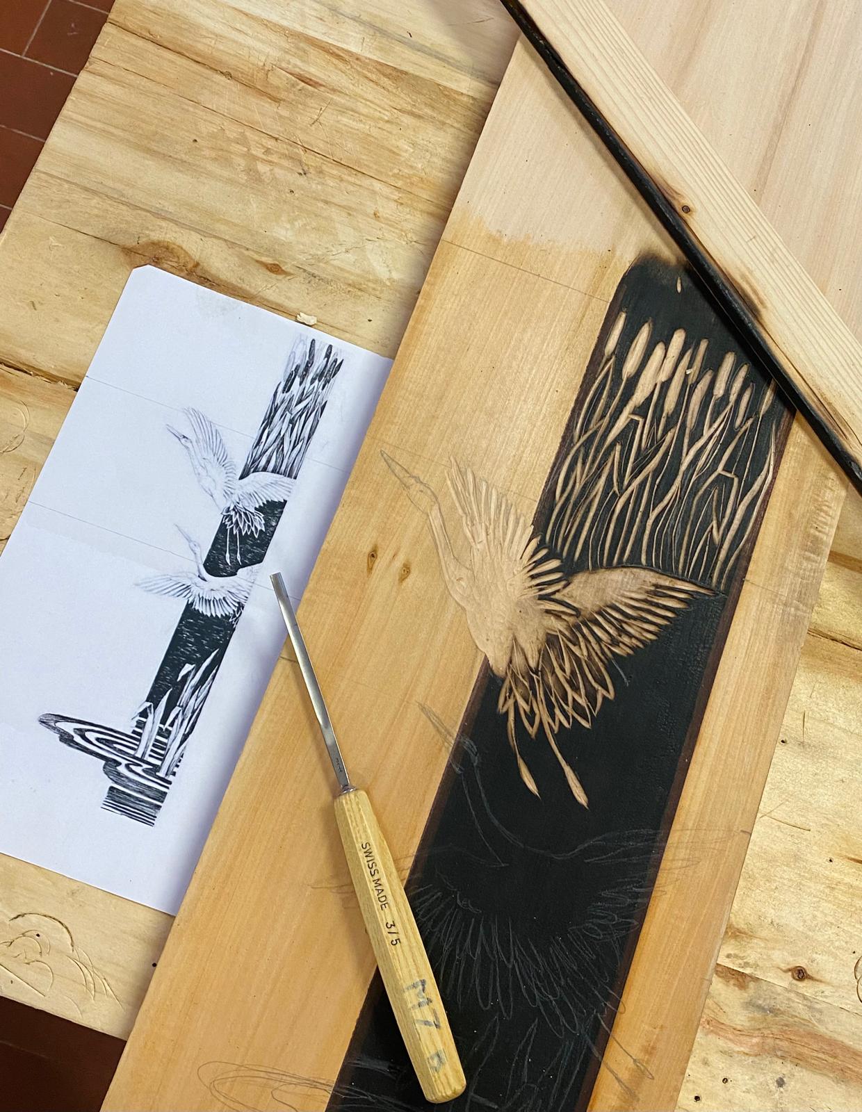 Intaglio su legno bruciato