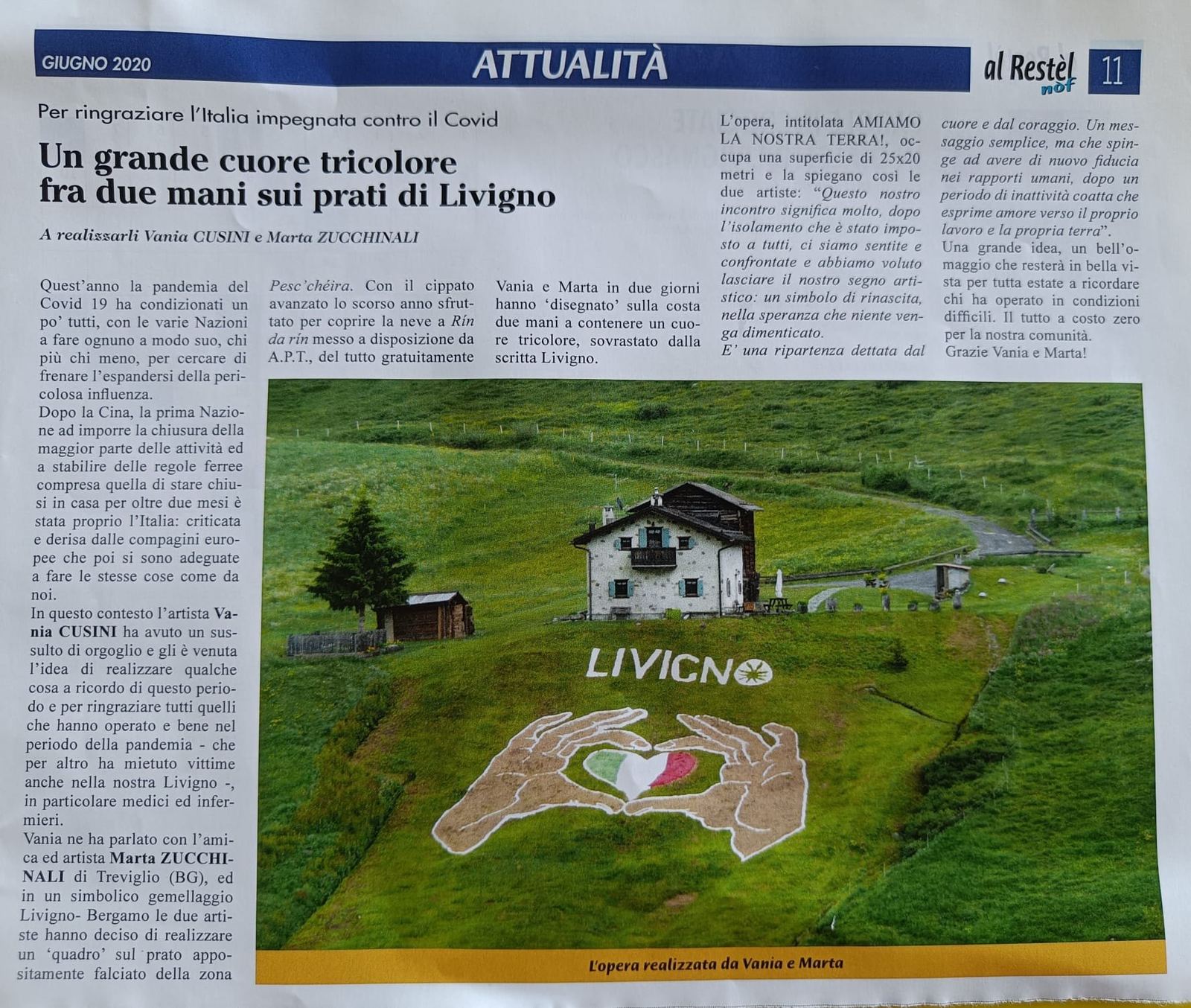 Un grande cuore tricolore fra due mani sui prati di Livigno