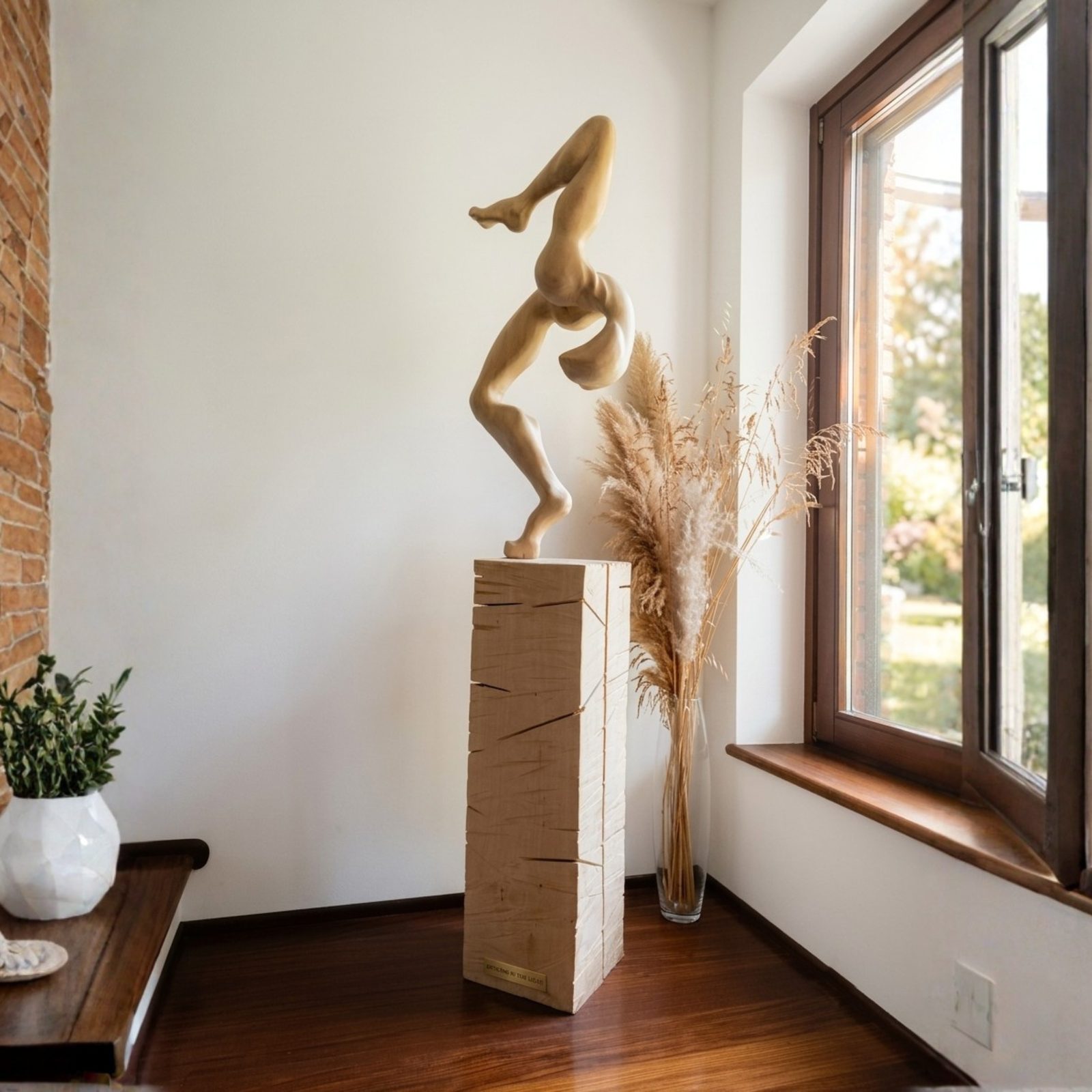 Scultura in legno su piedistallo