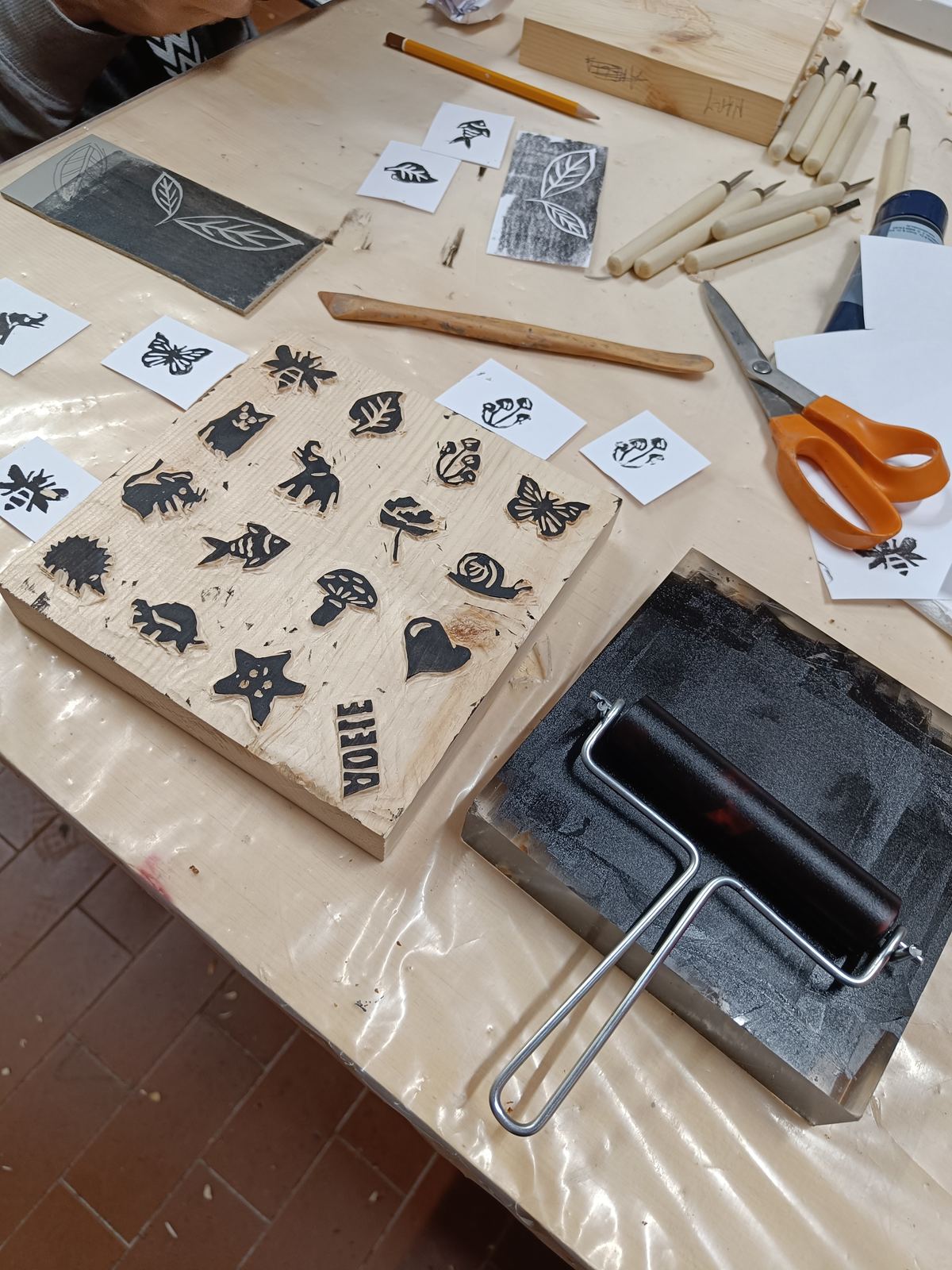 Timbri in legno e linoleum